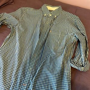 Izod mens button down shirt like new. Size Medium.
